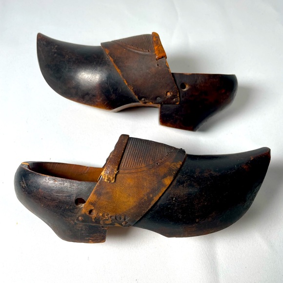 Antique black wooden child sized pair of clogs sabots w/ embossed brown leather - Picture 6 of 13